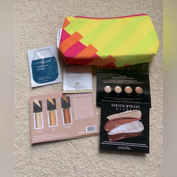 Free with bundle! Clinique make-up bag and samples - Picture 1 of 1
